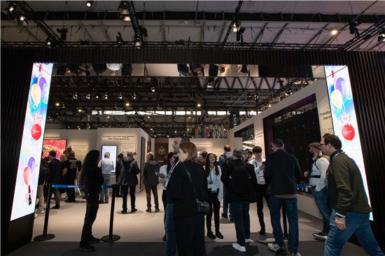 ▲ 置于三星展台入口的两块109英寸IEF系列显示屏，LED屏塑造的高清绚丽画质吸引观众驻足。