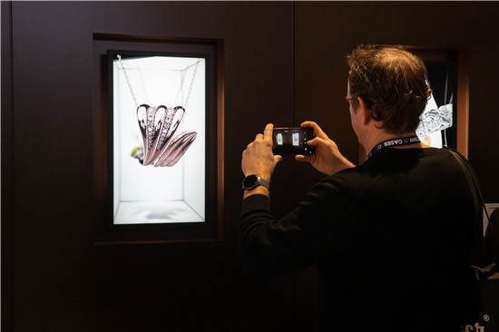 ▲ 与会者体验32英寸Spatial空间显示屏带来的震撼3D视效。