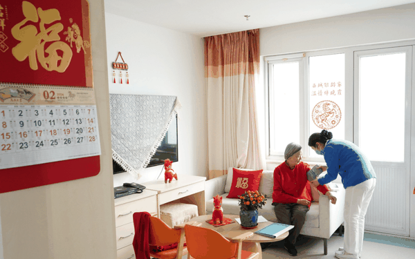 ▲2月10日，银龄老年公寓，工作人员为老人进行健康监测和日常巡诊。新京报记者 李木易 摄