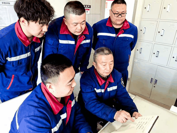 工作间隙，秦建民向徒弟们传授公交车检修经验。马振涛 摄