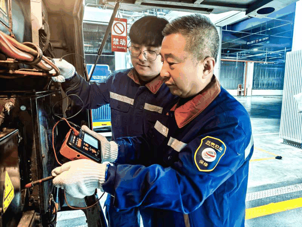 工作中的秦建民。马振涛 摄