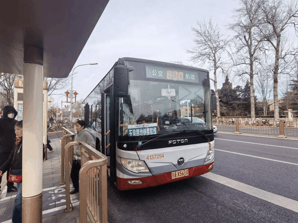 地面公交开行地铁接驳临线，增发区间车补充运力。北京市交通委供图