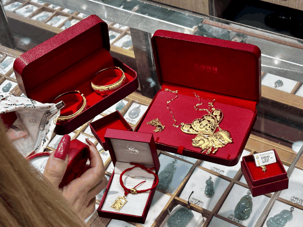 顾客回收的黄金饰品。时代财经摄