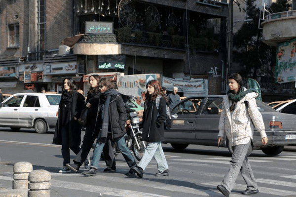 这是1月24日在伊朗首都德黑兰拍摄的街景。新华社发