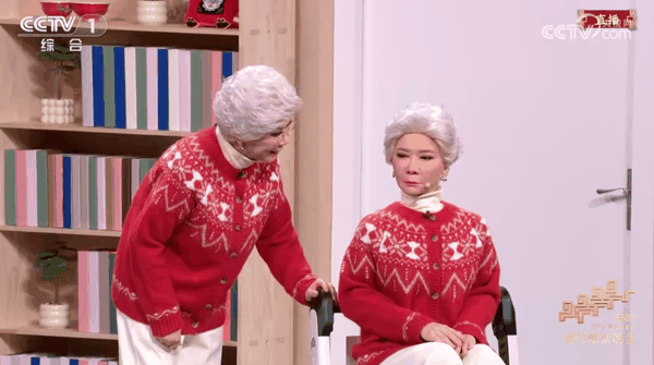 蔡明“同款”仿生人形机器人（右）。央视新闻截图