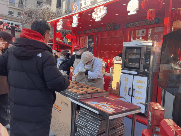 市民游客购买新鲜出炉的面包。新京报记者 吴婷婷 摄