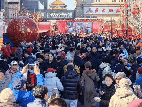 大年初一，隆福寺新春市集的游客摩肩接踵。新京报记者 吴婷婷 摄