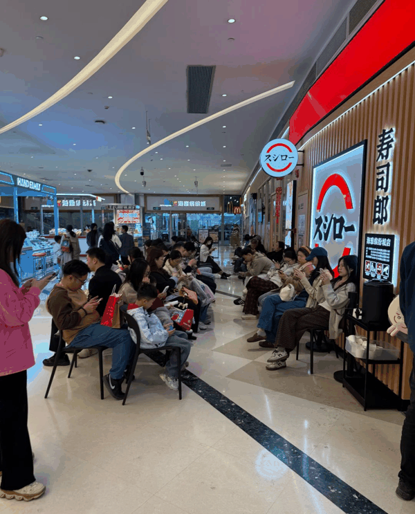 寿司郎外排队的人流。受访者供图。