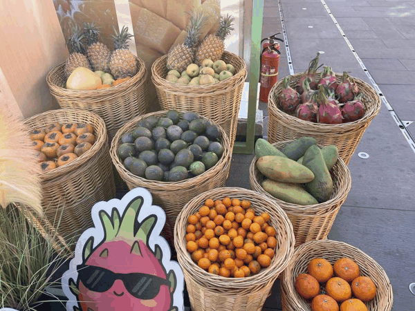 广西文旅带来各式水果。新京报记者 吴婷婷 摄