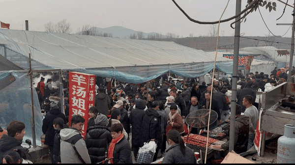 2月15日，农历腊月二十八，费县大集上拥挤的人群。 新京报记者 赵敏 摄