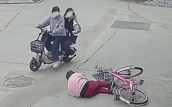 ▲福建一老太太骑车摔倒，两初中生经过帮忙扶起，被交警定了次责，其中一女孩遭索赔22万。图/大众日报视频号