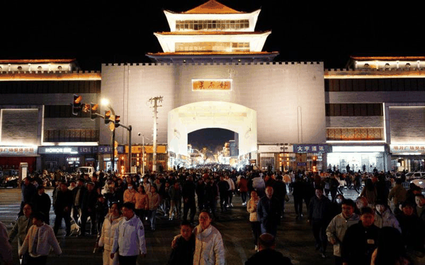 ▲2月19日，游客在河北邢台好南关参观游玩。图/新华社