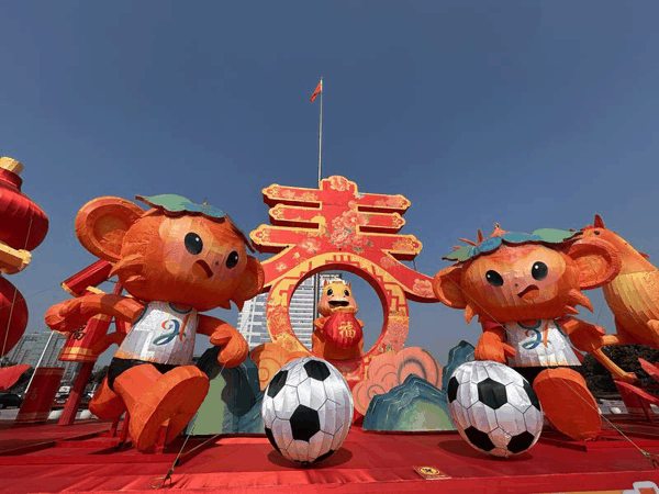 2026年春节期间，连云港市人民政府前立起包含“苏超”元素的庆祝模型。新京报记者 胡倩 摄