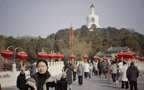 ▲大年初五，游客在北京北海公园白塔前留影。新京报记者 王远征 摄