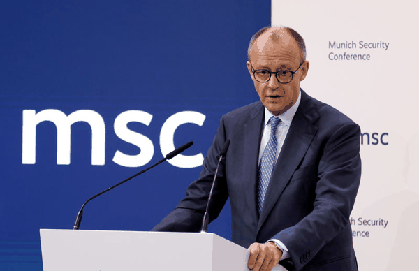 ▲当地时间2月13日，德国总理默茨在第62届慕尼黑安全会议开幕式上致辞。图/新华社