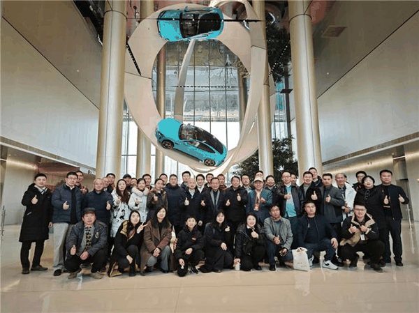 走进小米汽车工厂参访嘉宾现场合影