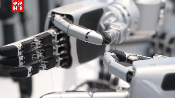 灵心巧手的灵巧手正在展示“穿针引线”。图/央视新闻