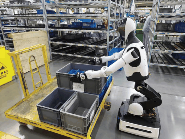 天轶2.0机器人在福田康明斯工厂搬箱子。新京报贝壳财经记者 韦博雅 摄