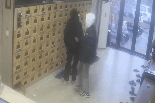 嫌疑人在作案。上海浦东警方供图