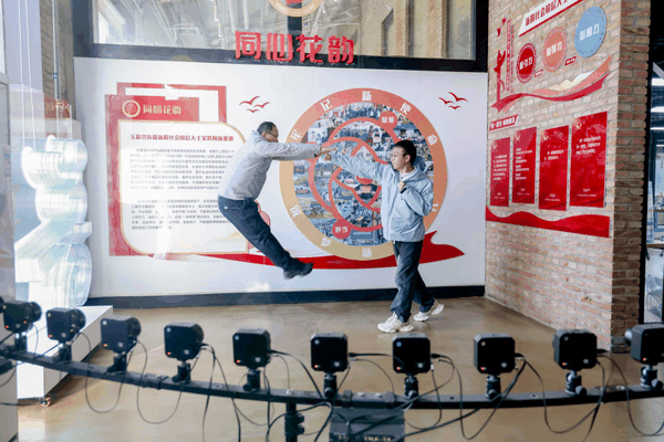 在丰台区“青创村”梦工场集中展示区，记者体验容积视觉公司“子弹时间”拍摄技术。丰台区供图