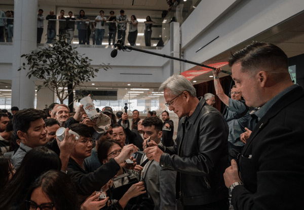 去年10月，英伟达首席执行官黄仁勋在台积电菲尼克斯工厂发表演讲后，为台积电工人签名。此次活动是为了发布美国制造的首个人工智能芯片晶圆。