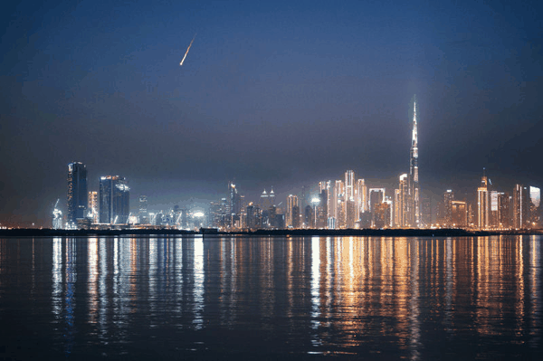 李女士拍摄到从迪拜上空飞过的导弹。受访者供图