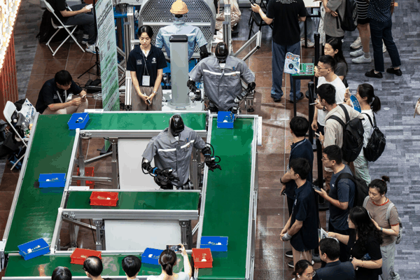 去年在上海举行的世界人工智能大会上展示的服务机器人。