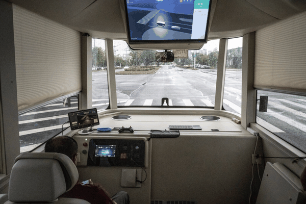 去年在武汉的一次演示中，对一辆无人驾驶电动小巴进行监控。