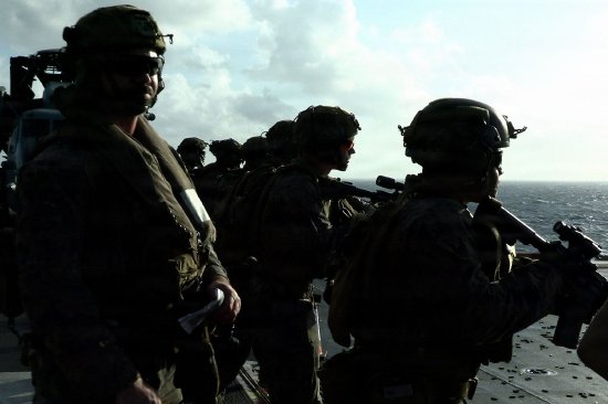 美国海军陆战队通过DVIDS提供的这张3月16日拍摄的照片显示，第31海军陆战队远征部队在两栖攻击舰“的黎波里”号上进行甲板实弹射击演练