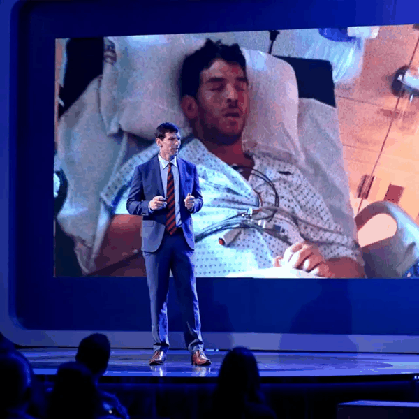 大卫·法伊根鲍姆（David Fajgenbaum）在发现自己的罕见疾病可用其他现有药物治疗后，开始尝试在已批准药物中寻找治疗方法。 