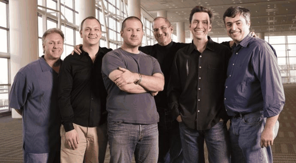 iPhone诞生内幕曝光，从手指触控平版电脑开始。 图为iPhone team-席勒、费德尔、艾夫、乔布斯、佛斯托尔与库依合影。 （图/天下文化提供）