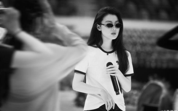 ▲3月30日凌晨，歌手单依纯发长文，再次回应被李荣浩喊话侵权演唱《李白》并道歉。图/单依纯微博