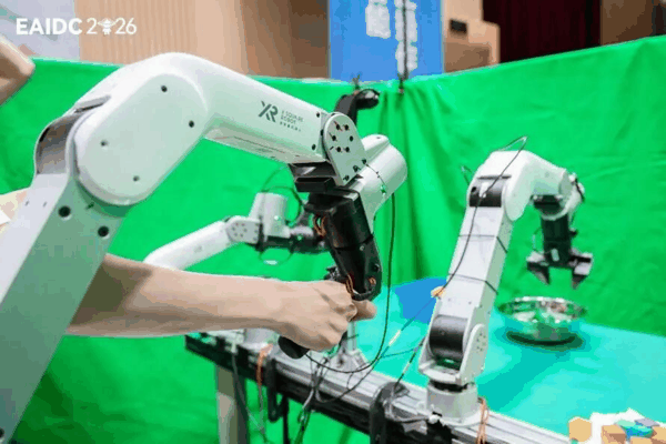 真机上阵：参赛队伍在现场完成数据采集、训练与操作闭环。