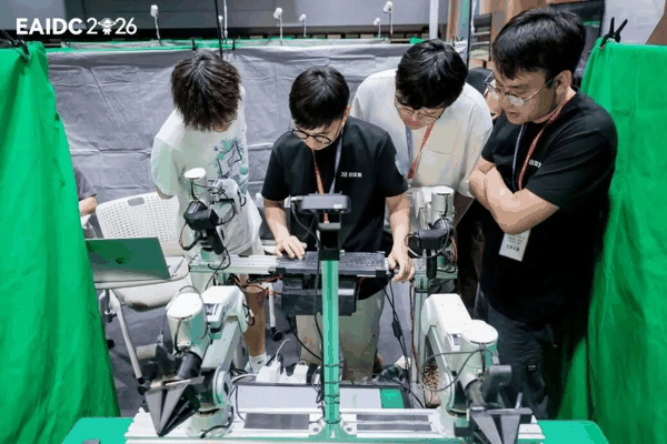 决赛现场，参赛队伍和自变量工作人员，围绕真机调试模型与系统。