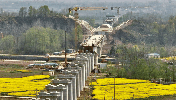 中铁十一局工人在合武高铁安徽段灌集白塔畈河特大桥连续梁施工现场作业（无人机照片）。新华社记者　周牧　摄