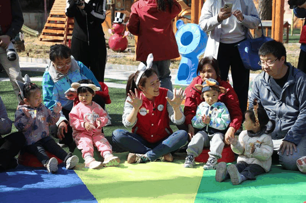 孩子们围坐一圈，跟随老师听着音乐动起来。图/北京教育融媒体中心