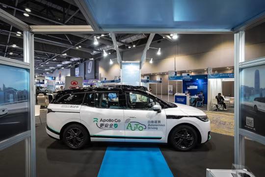 在香港某展会上展出的一辆百度阿波罗智行自动驾驶电动汽车。