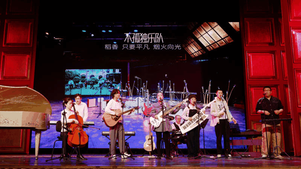 3月29日，纪念世界孤独症关注日的公益音乐会上，不孤独乐队正在表演组曲。受访者供图