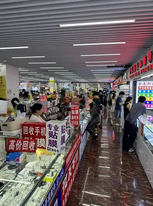 远望数码城一楼，许多档口贴满