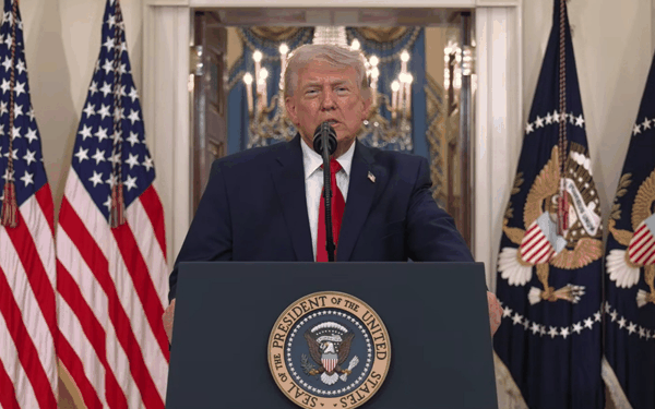 ▲当地时间4月1日，美国总统特朗普在白宫发表讲话。图/新华社