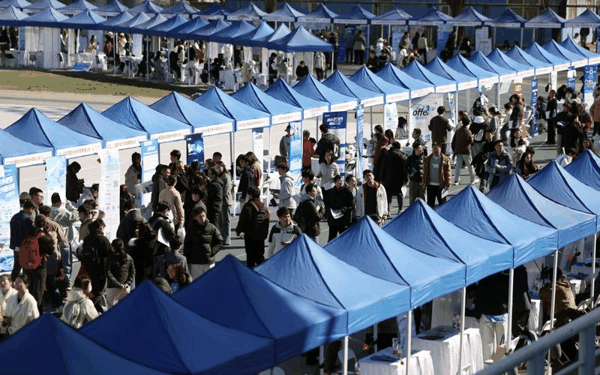 3月18日，北京航空航天大学举行2026届毕业生春季大型综合双选会。 新京报记者李木易 摄