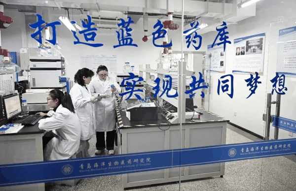 在海药院，研究人员在海洋糖工程药物研发室里忙碌。新华社记者 李紫恒 摄