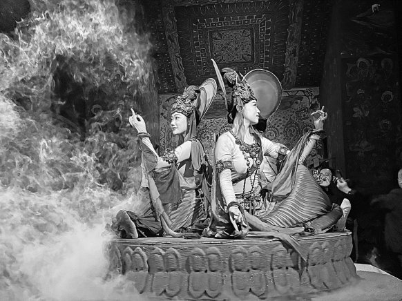 这是洞窟式沉浸体验剧《乐动敦煌》演出场景。本报记者 窦新颖 摄