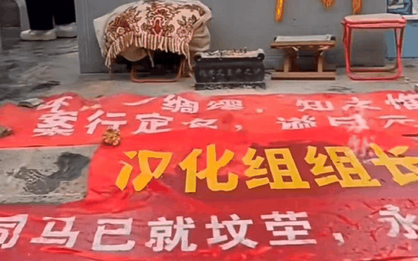 ▲一些年轻人迷上了给古人扫墓。图/齐鲁晚报