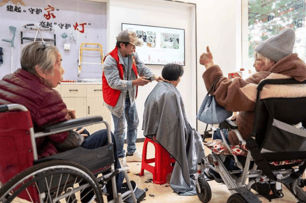 2025年11月6日，在湖南省长沙市望城区高塘岭街道湘陵社区，志愿者为老年人和残疾人士免费理发。新华社记者 陈思汗 摄