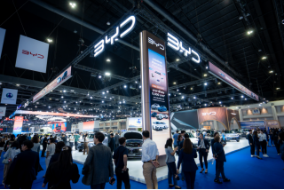  曼谷车展中的比亚迪展台