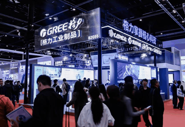 (图为“格力，掌握核心科技”工业制品主题展位)