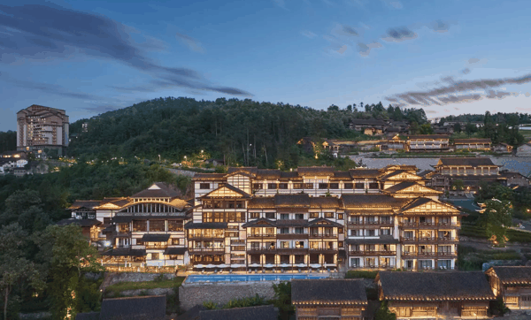 ▲ 贵州遵义乌江寨苗王酒店首次登上“必住榜”。（图源：酒店供图）