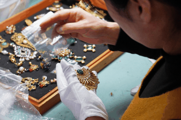 ▲青岛百年珐琅在拼多多圈粉年轻一代。（吕华 摄）