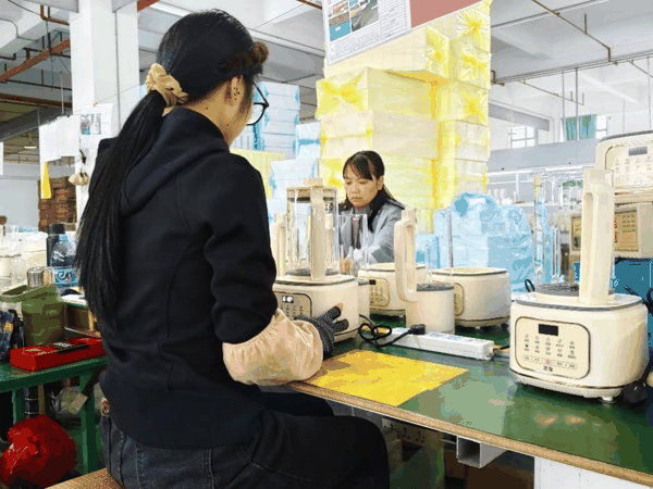 ▲中山的破壁机等小家电在西部地区找到增量市场。（曾邵 摄）